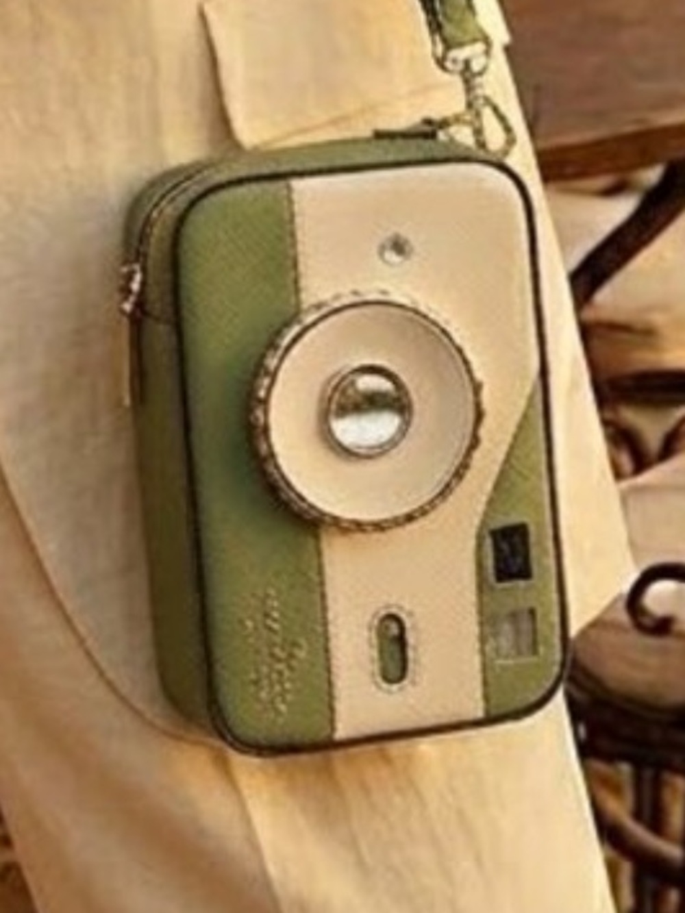 Kate Spade Vintage Picture this 3D Camera Wristlet NWT - Picture 2 of 5